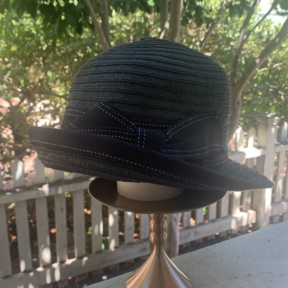 Folding brim woven hat in Navy with ribbon trim
